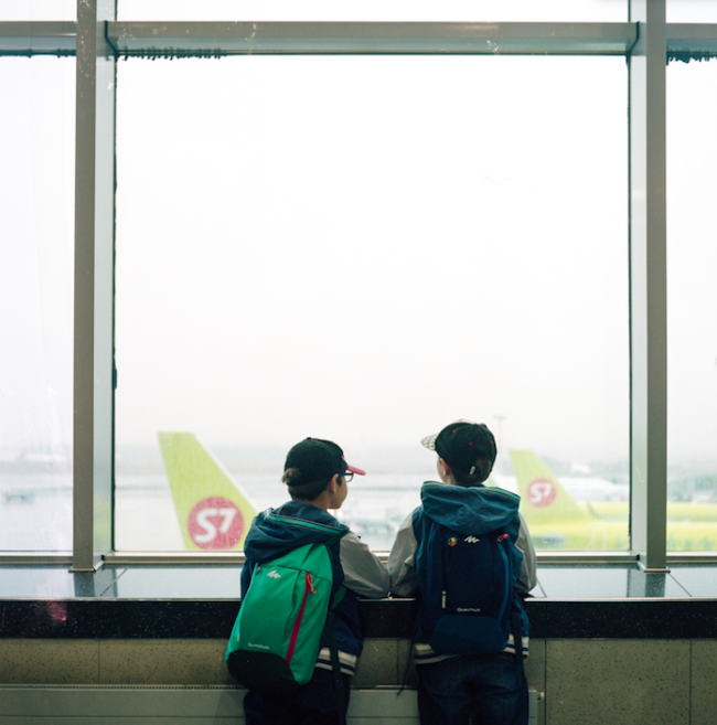 dmitry-sovyak-676836-unsplash.jpg ninos-menores-volando-solos