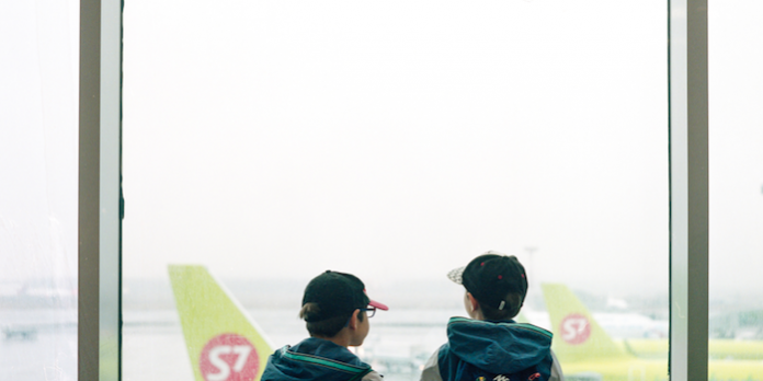 dmitry-sovyak-676836-unsplash.jpg ninos-menores-volando-solos