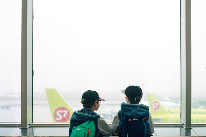 ninos-menores-volando-solos