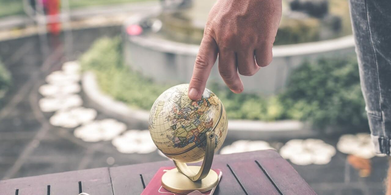 adult-background-close-up-1079033 cursos-extranjero-singles