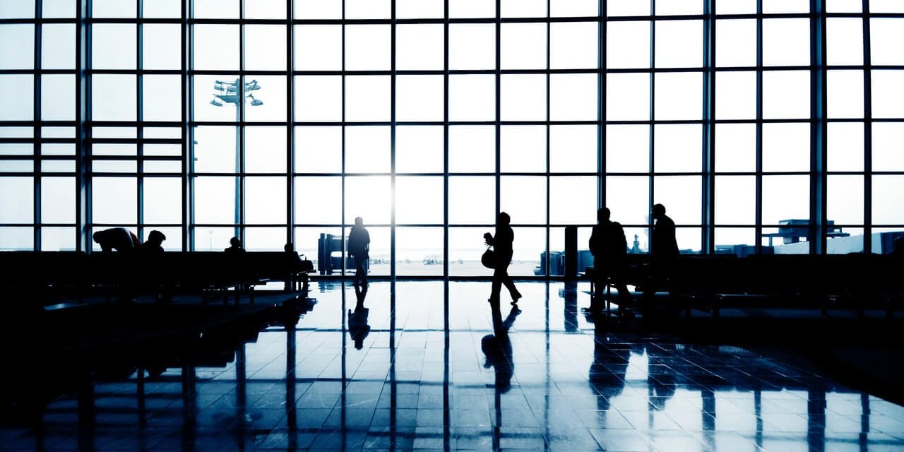 airport-architecture-benches-1323638-2 problemas-comunes-al-viajar-en-avion