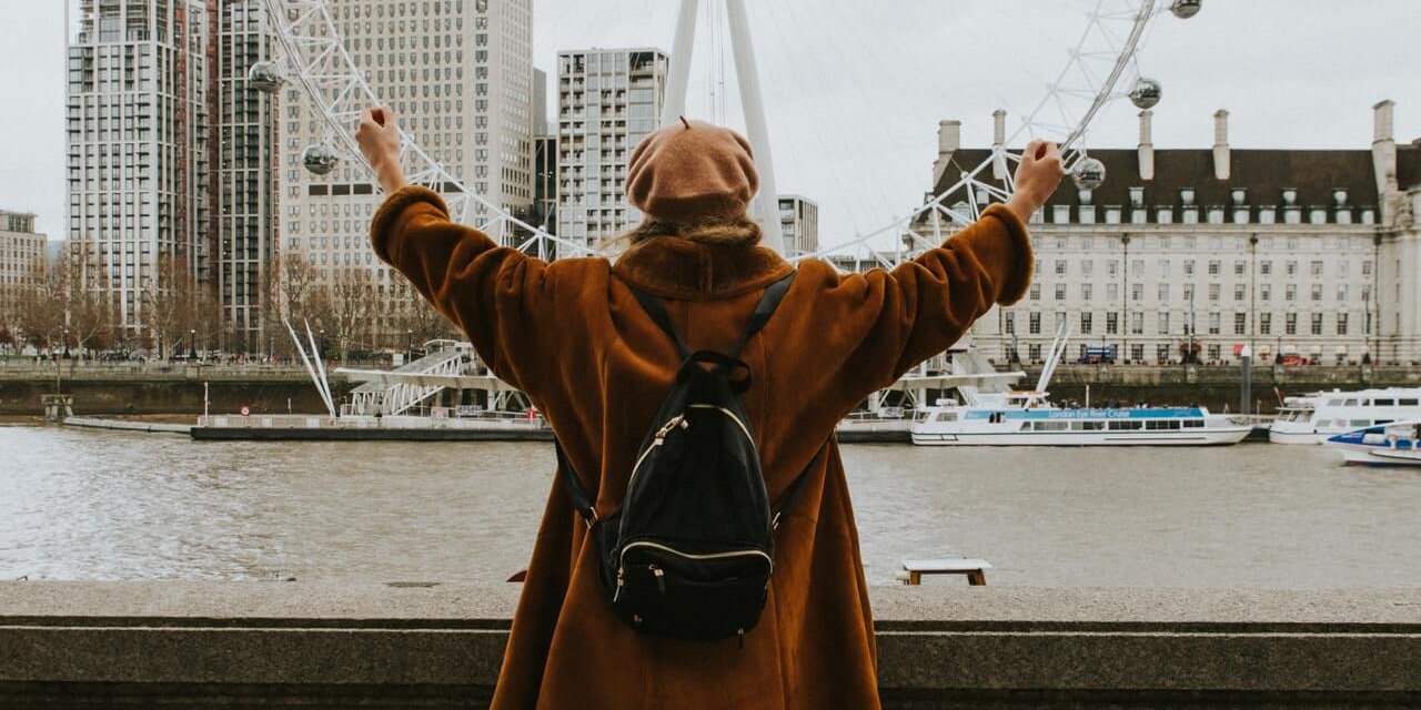 architecture-back-view-backpack-1906879 Londres-low-cost