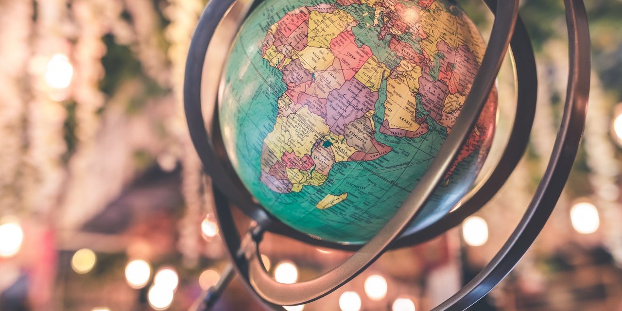 black-and-green-desk-globe-893126 viajar online