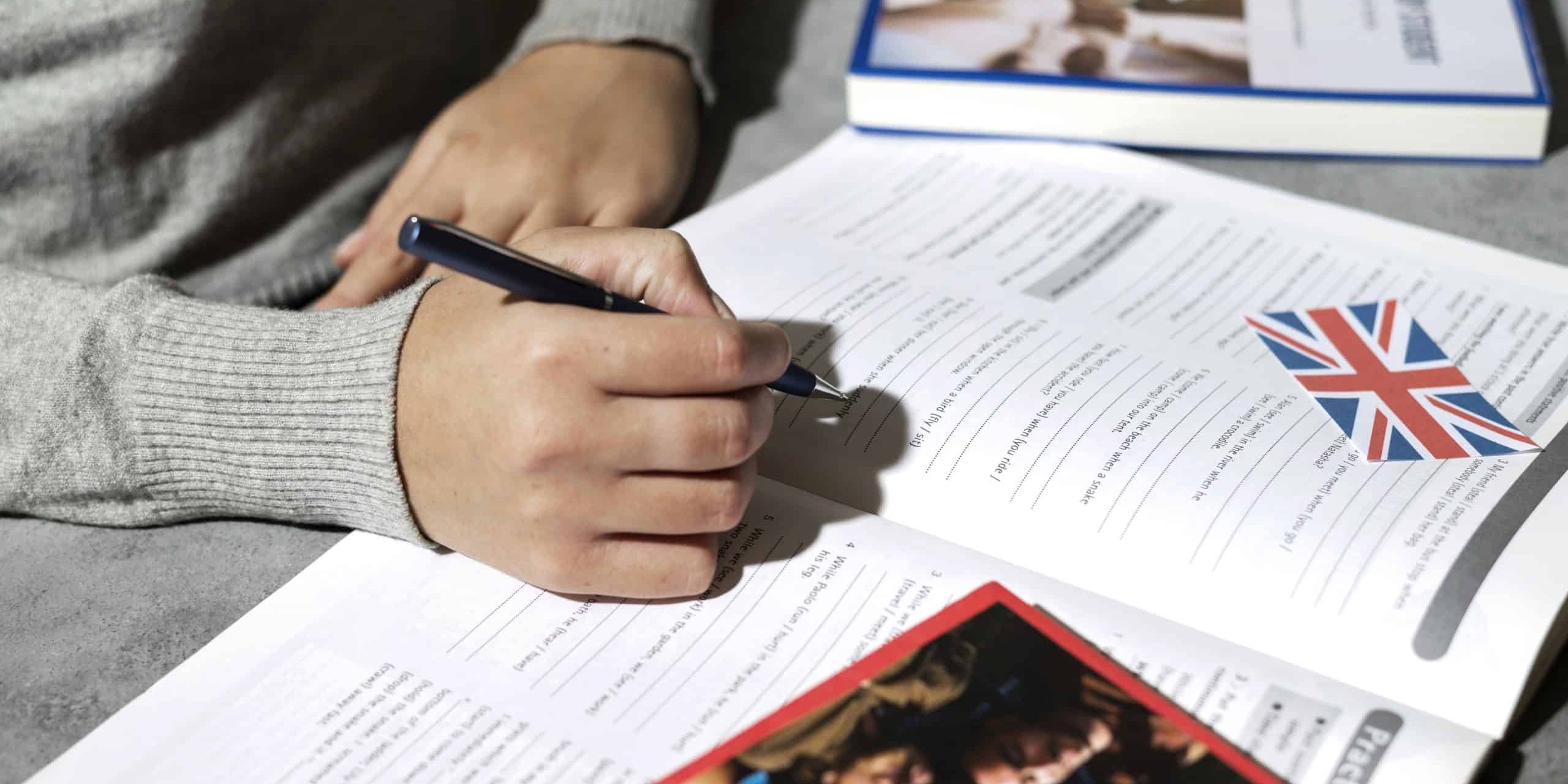 libro-de-ingles-descansando-sobre-la-mesa-del-espacio-de-trabajo