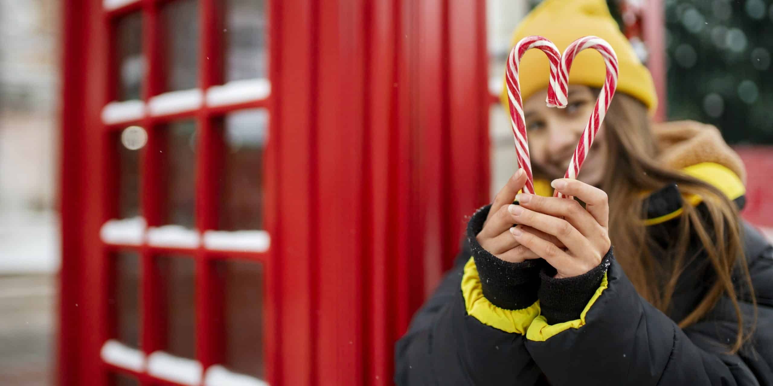 amigos-adolescentes-divirtiendose-en-invierno